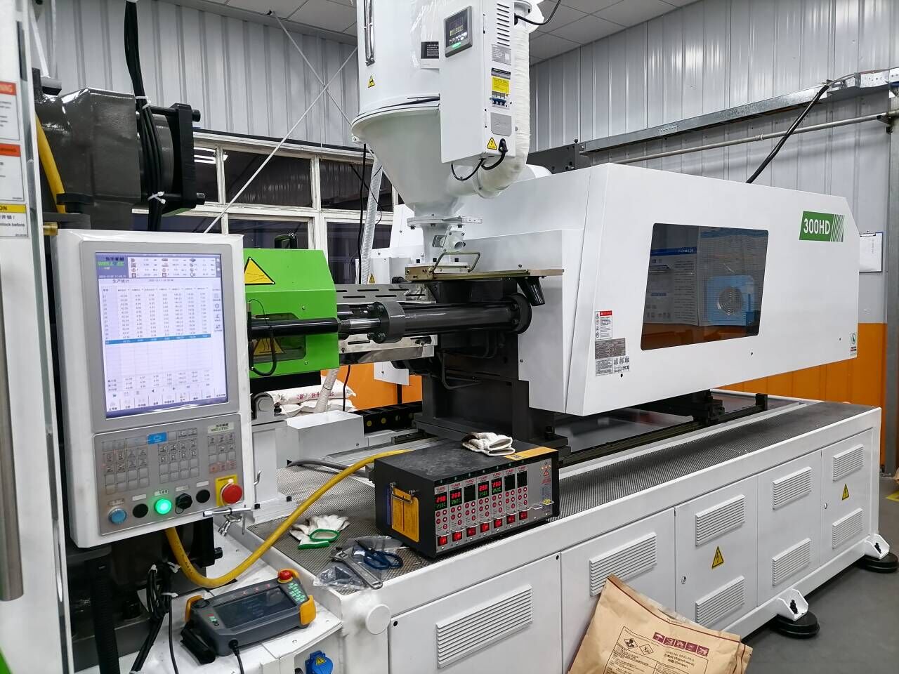 出風口面闆飾條  300HD電動注塑機